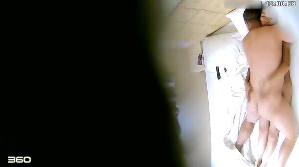 水滴摄像头监控偷拍旅馆开房的激情男女听说话不像是夫妻